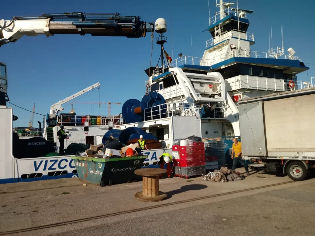 Descarga de materiales desde un camión al barco "Vizconde de Eza".