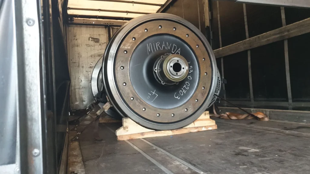 Rueda de tren etiquetada "Miranda" asegurada dentro de un camión.